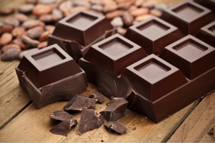 cubi di cioccolato fondente e scaglie di cioccolato