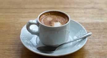 Anche tu bevi sempre il caffè al mattino? Allora dovresti scoprire degli effetti collaterali sgradevoli di questa abitudine